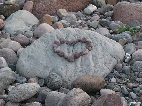  In Systemaufstellungen wirkt ein Energiefeld, das f&uuml;r alle Teilnehmer erfahrbar wird. Systemisch meint hier, dass das gesamte System...